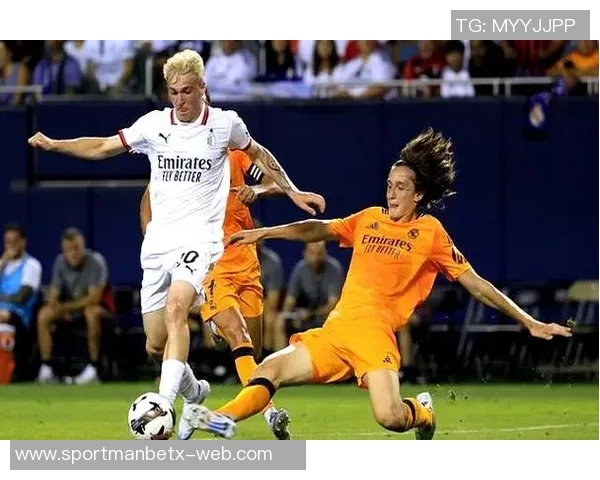 皇马中卫短缺却不提拔马丁内斯或因对其进行敲打策略 皇马中卫短缺却不提拔马丁内斯或因对其进行敲打策略